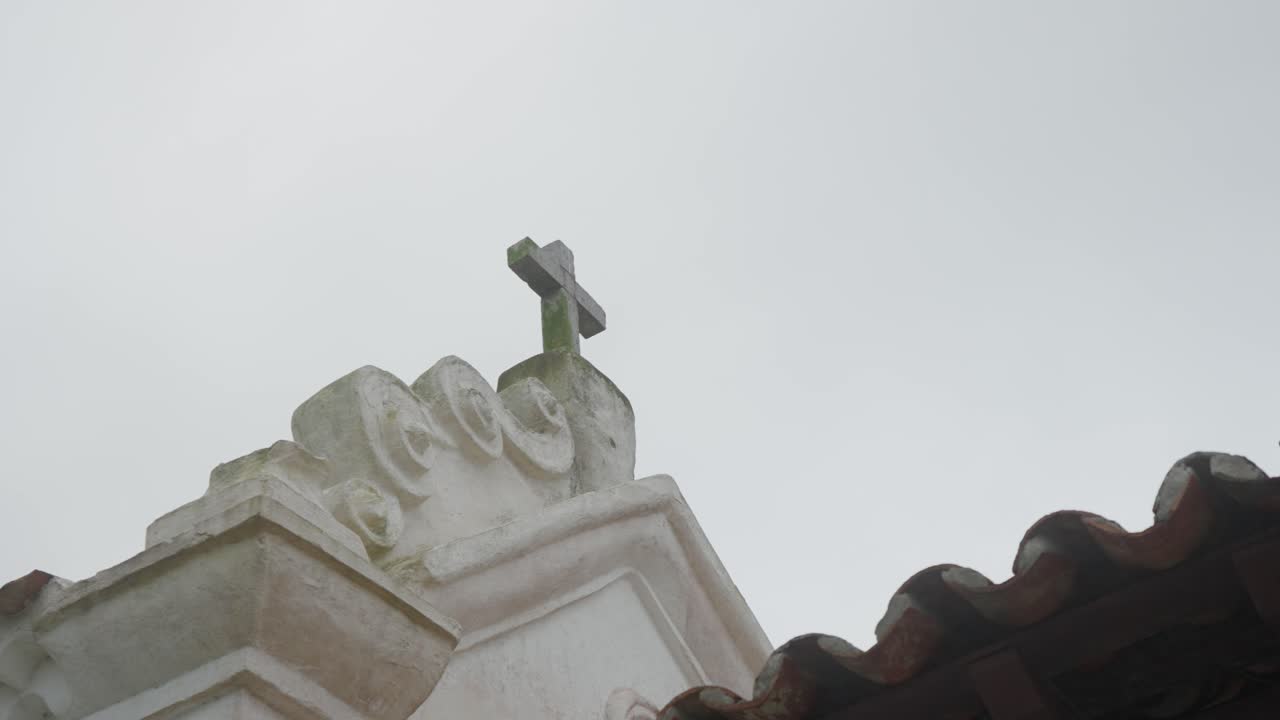 シンプルな教会の十字架を下から上へ眺める