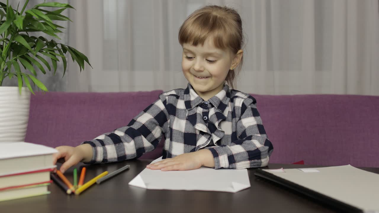 дети делают видеозвонки, проводят уроки дистанционного обучения дома.