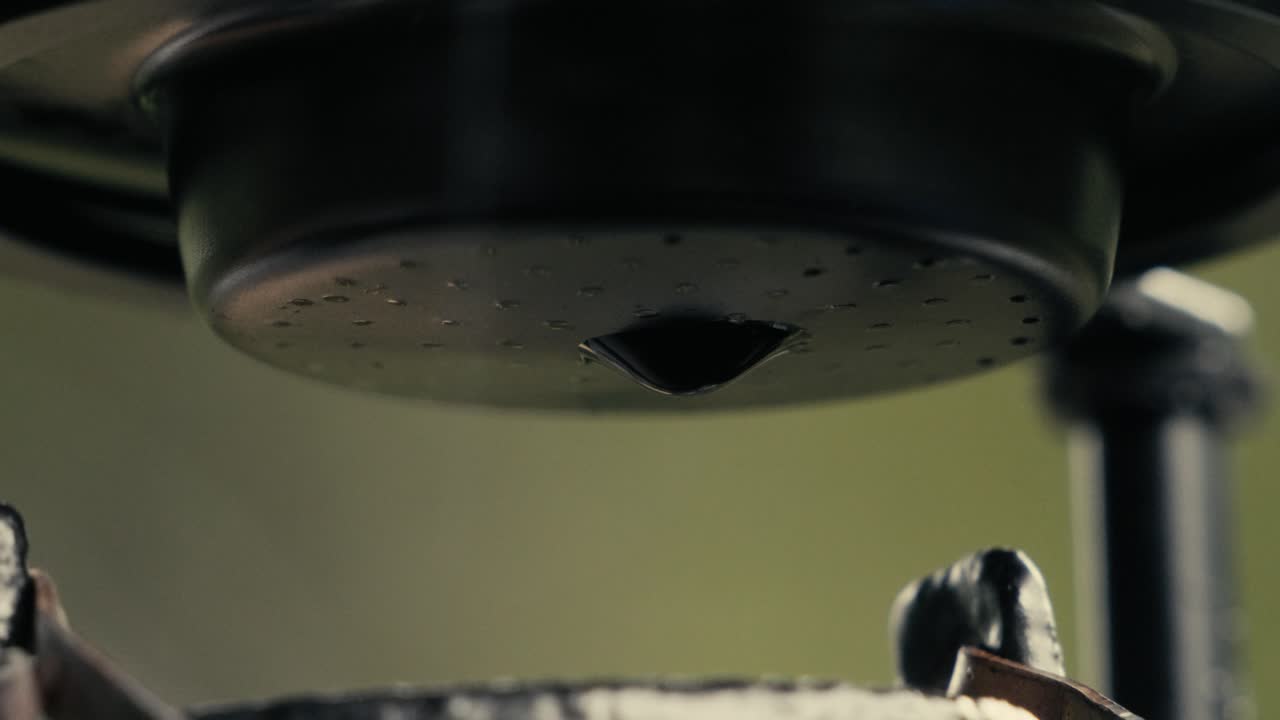 베트남에서 느리게 흘러내리는 로부스타 커피 메이커의 극단적인 클로즈업