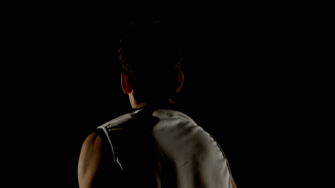 남자 농구 선수가 농구 허프에 농구를 던지고 있다 4k