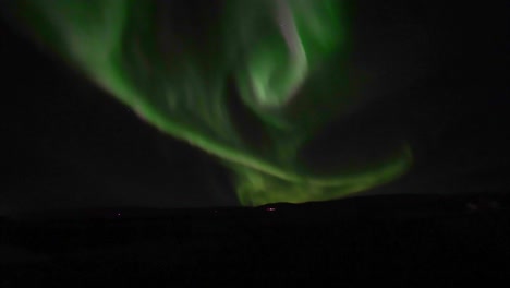 hermosa aurora boreal brillando en el cielo nocturno