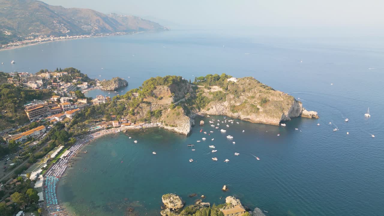 Incredibile Isola Bella in Sicilia, Italia - Ripresa con drone all'indietro