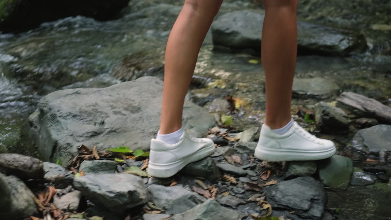 숲 속 의 강 을 따라 고 있는 사람 들