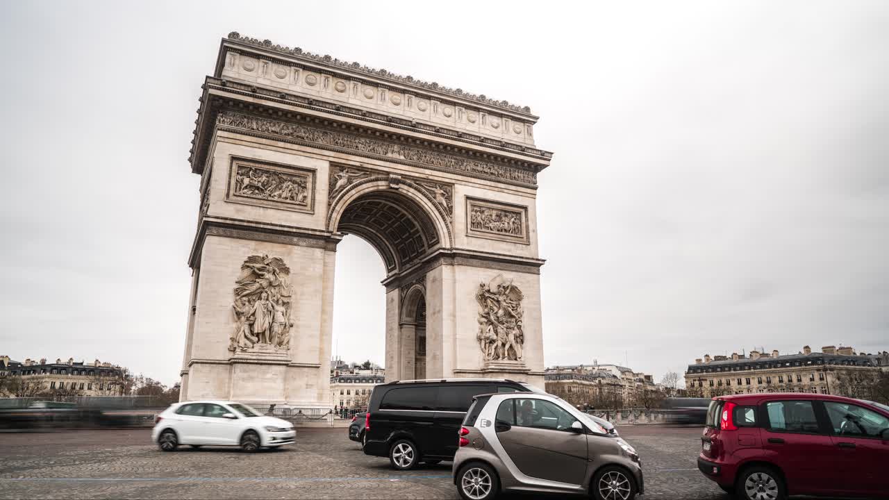 timelapse estático del arco de triunfo en parís, francia