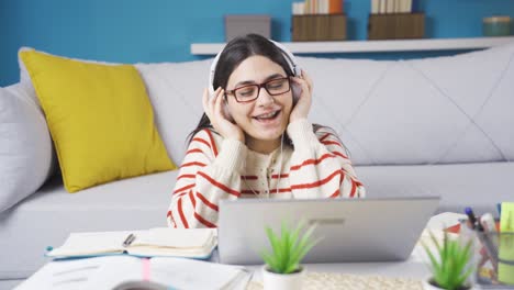 una joven estudiante escuchando música.