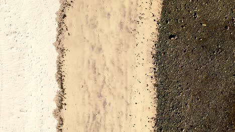 tramos de arena en la playa de bahia de los angeles, baja california, méxico en verano