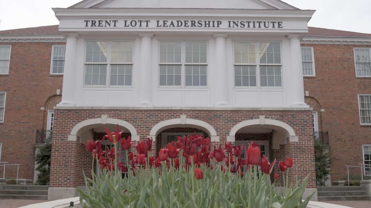 edificio del instituto de liderazgo trent lott en el campus de ole miss en oxford, mississippi con un tiro estable de establecimiento