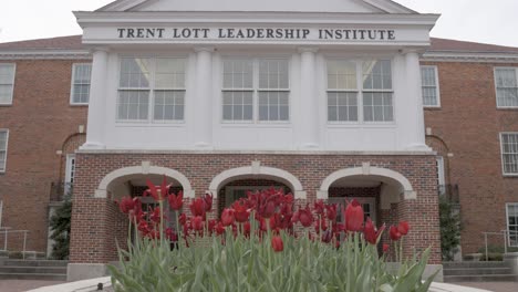 Edificio-Del-Instituto-De-Liderazgo-De-Trent-Lott-En-El-Campus-De-Ole-Miss-En-Oxford,-Mississippi-Con-Toma-De-Establecimiento-Estable