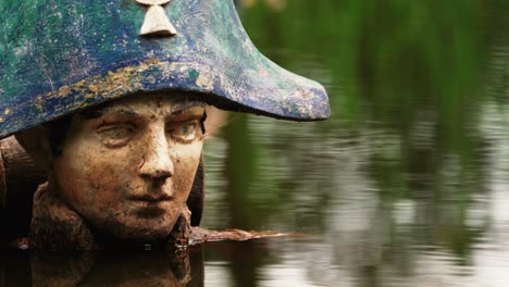 заброшенная статуя наполеона в речной воде, близкое изображение