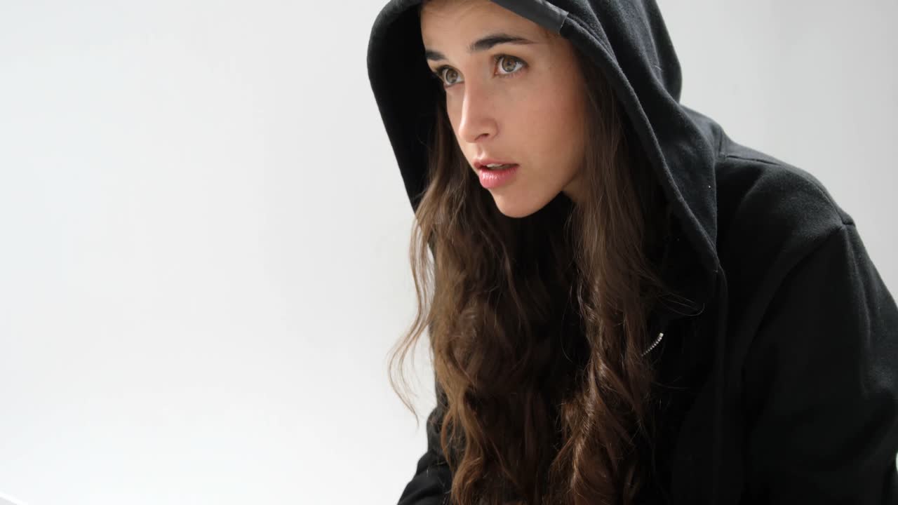 una mujer hacker usando una computadora portátil.