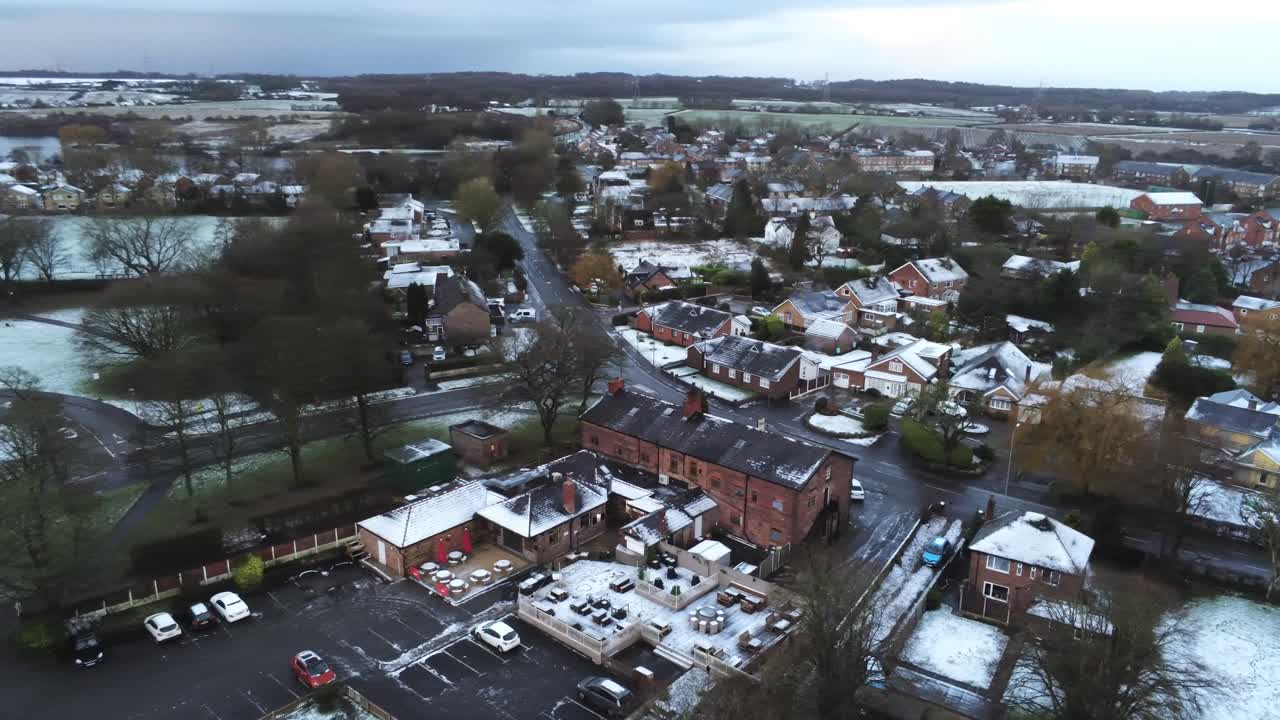 pueblo nevado aéreo barrio residencial invierno congelado noroeste casas y caminos estático pan derecho