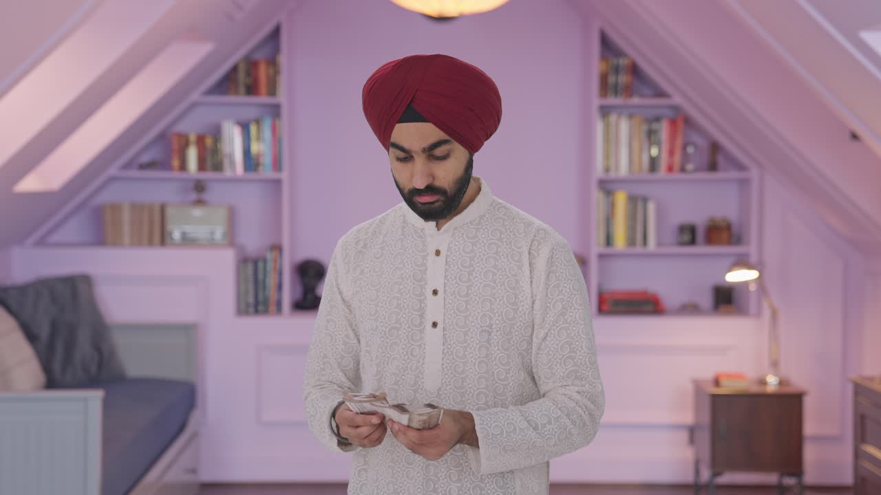 Uomo indiano Sikh triste che conta denaro