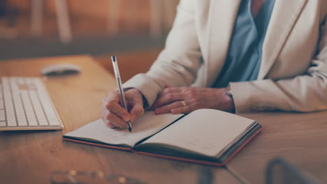 planificación, cuaderno y mujer de negocios escribiendo notas