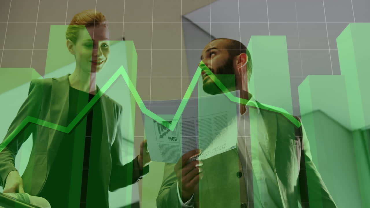 animación del procesamiento de datos financieros con línea verde sobre diversas personas de negocios en la oficina.