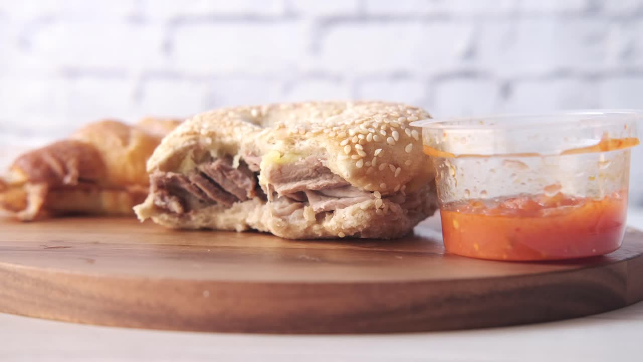 sándwich de bagel con croissant y salsa