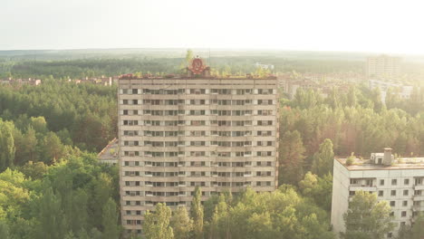 在切爾諾貝爾禁區 (chernobyl exclusion zone) 的被遺棄的普里皮亞特 (pripyat) 幽靈城 (ghost town) 上爬山