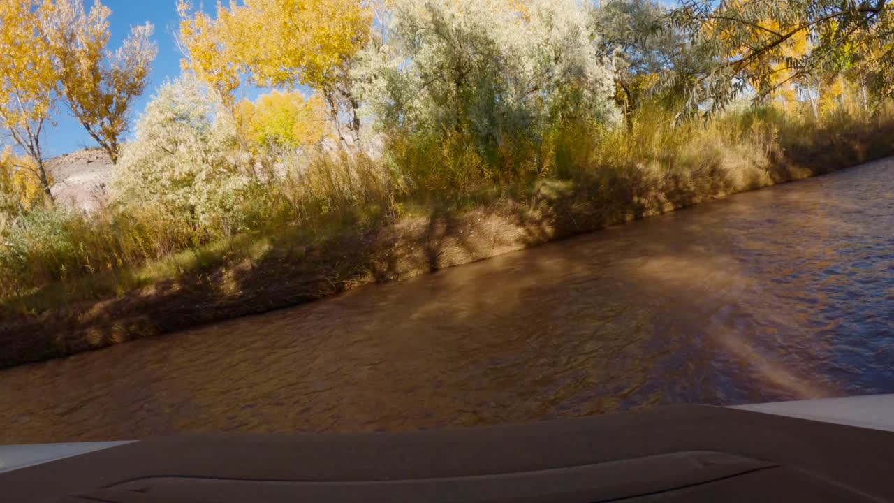 POV di un veicolo fuoristrada che attraversa l'acqua in un letto di ruscello poco profondo, Utah