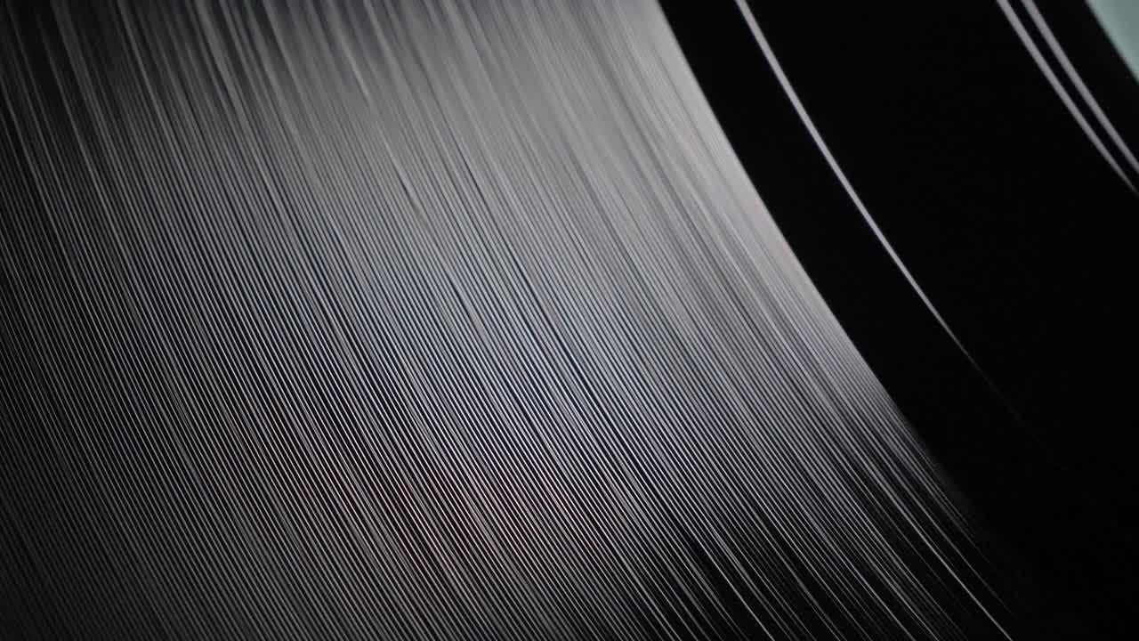 Nærbillede, makrooptagelse af en gammel vinylplade, der snurrer på en pladespiller