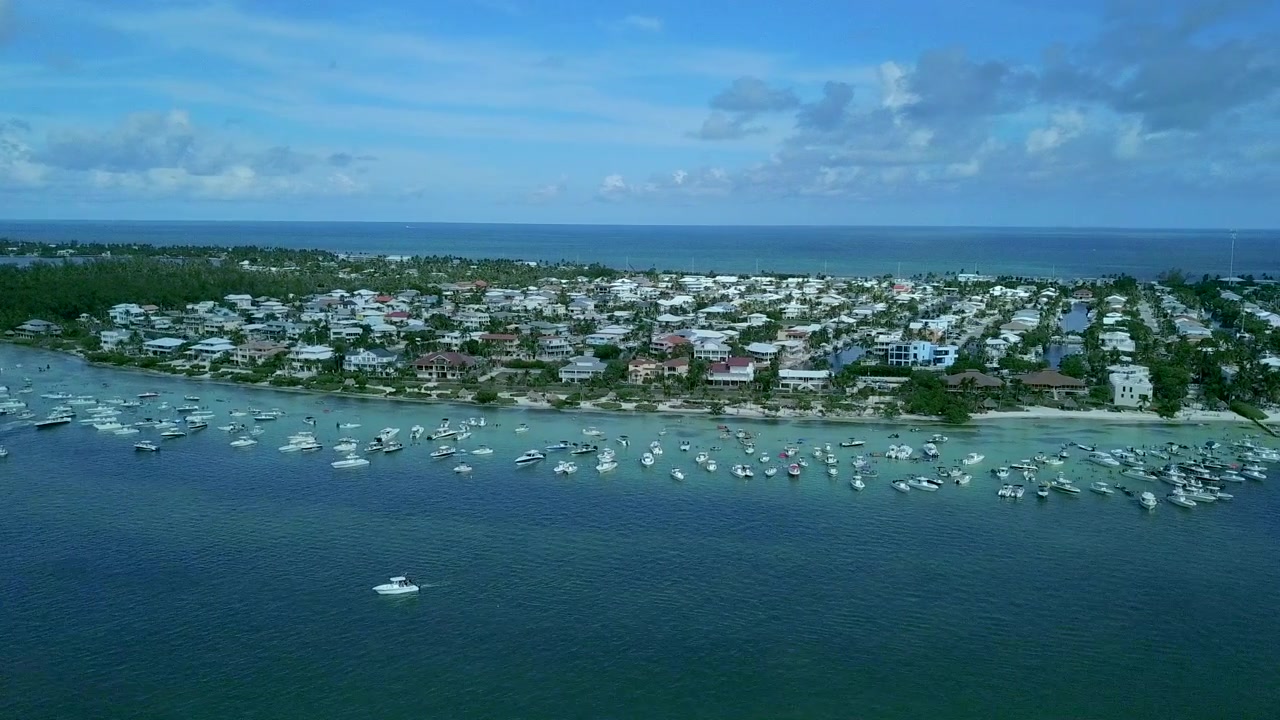 Cảnh quay rộng bằng drone về bãi cát ngầm đông đúc ở Islamorada, Florida Keys.