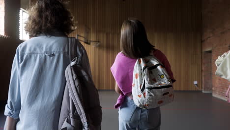 chicas adolescentes en la escuela secundaria