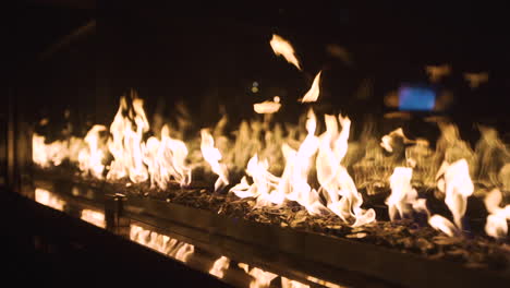 Filmische-Flammen-In-Einem-Schicken-Restaurant