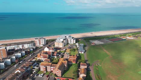 una vista fenomenal de la costa en newhaven: hermosas aguas azules limpias, playa de arena y canchas de tenis están situadas cerca