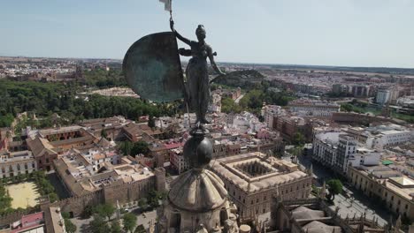 toma aérea del centro de la ciudad de sevilla con la catedral gótica y el famoso campanario de la giralda.