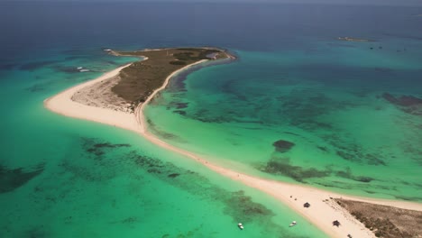 los rocas cayo de agua con sendero de arena y mar turquesa, vista aérea