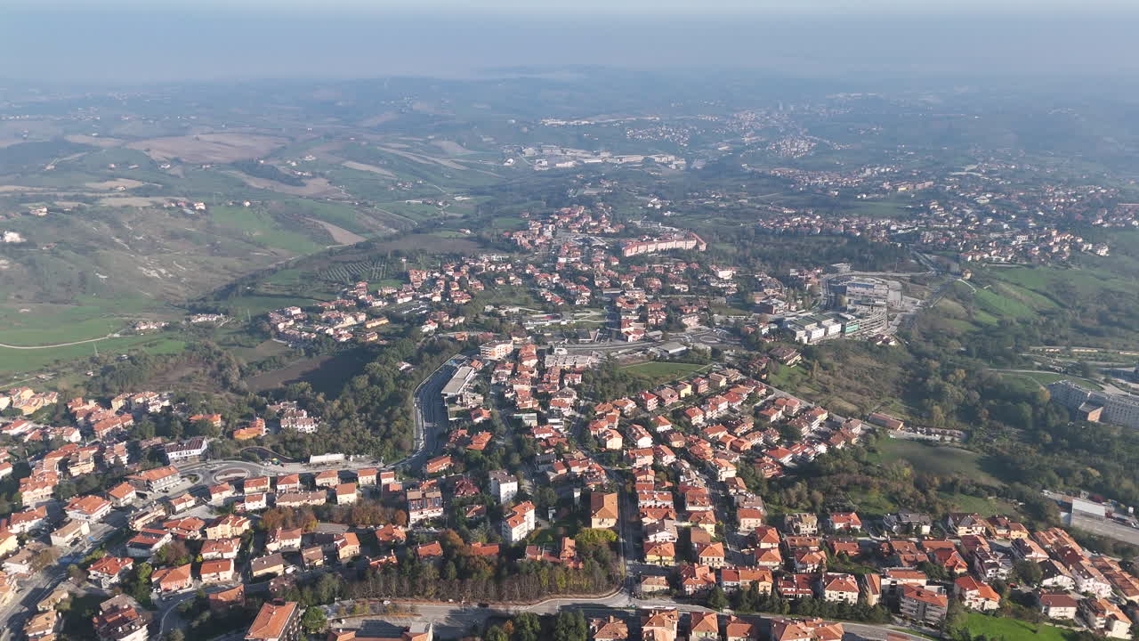 산마리노의 회전 드론, 도시 풍경의 넓은 공중