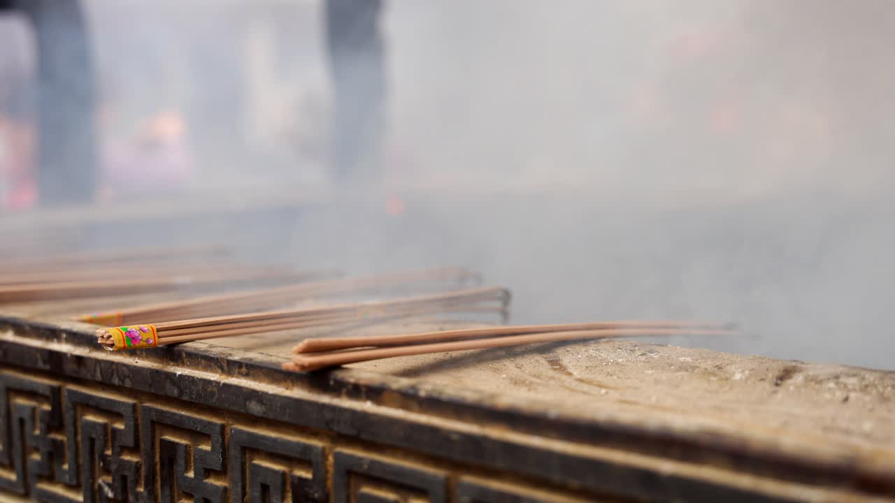 중국 상하이 의 진간 사원 에서 불타는 연기 로 불타는 향나무 들