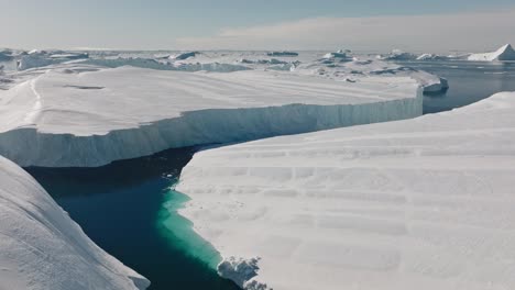 ilulissat icefjord의 바다와 얼음 위의 드론