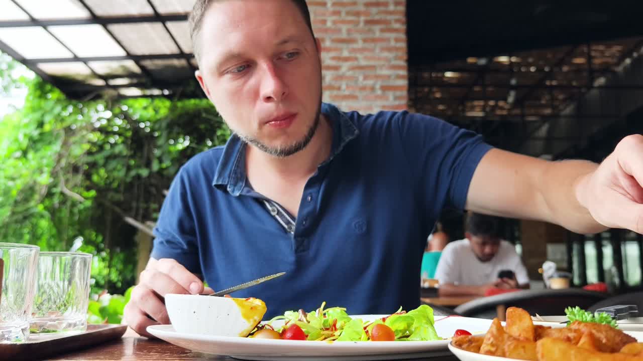 hombre comiendo almuerzo en un restaurante
