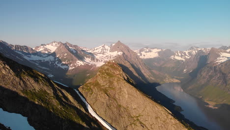 Luftaufnahme-Von-Berggipfeln-In-Norwegen-Sunnmøre,-Die-Seitwärts-Herumfliegen