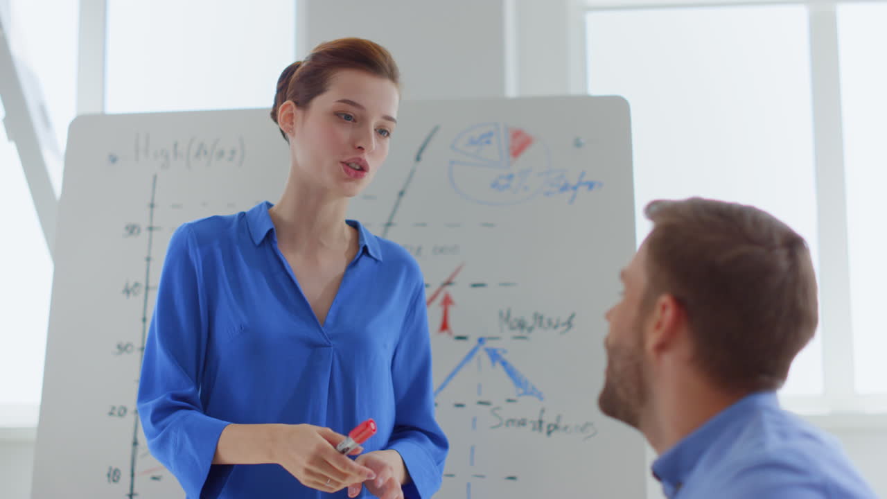 joven mujer de negocios discutiendo colega de oficina. líder de equipo discutiendo empleado