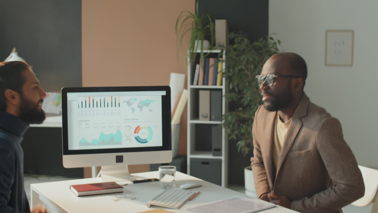 compañeros de trabajo saludándose entre sí