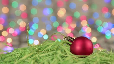 bola de navidad roja en oropel verde, fondo de navidad, espacio para copiar.