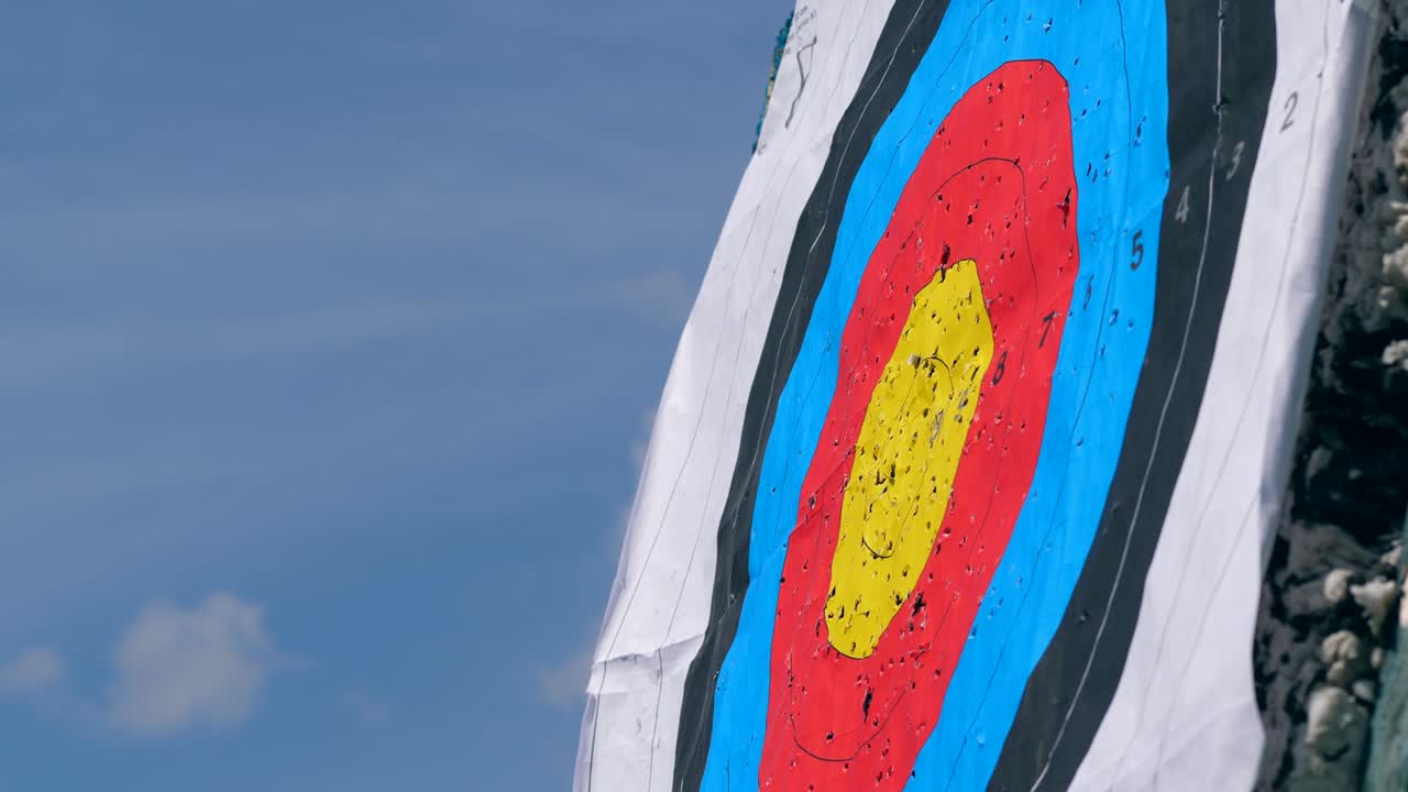 una flecha está golpeando el objetivo redondo