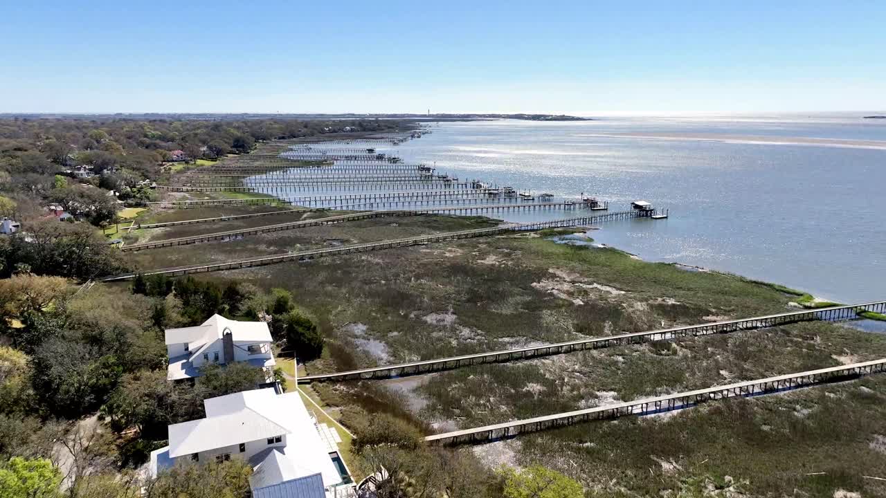 muelles de aguas profundas en el río cooper cerca de charleston sc, carolina del sur cerca de shem creek