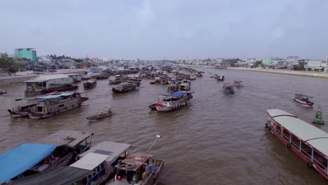 Un-Rápido-Paso-Elevado-De-Los-Barcos-Del-Mercado-Flotante-En-El-Río-Can-Tho-En-Cai-Rang,-Vietnam,-Asia