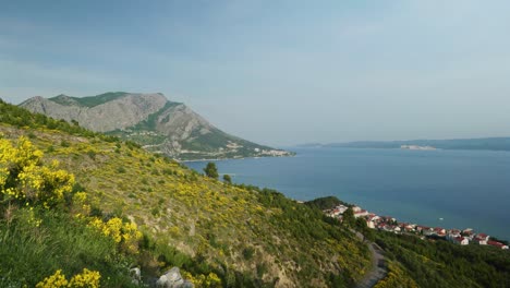 imágenes de viaje de naturaleza cinematográfica de 4k de una vista panorámica de los acantilados y montañas de omis junto a split, croacia en un día soleado