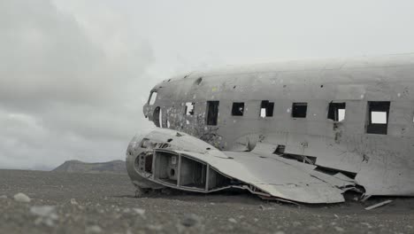 primer plano de los restos del avión en la playa de arena volcánica negra de solheimasandur, islandia