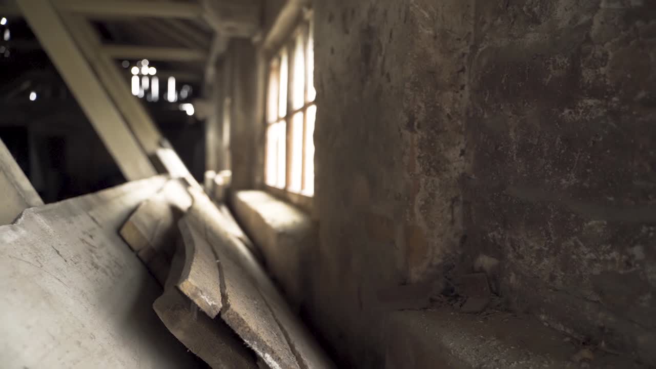 시골 라트비아 마을의 폐허가 된 오래된 창고 내부