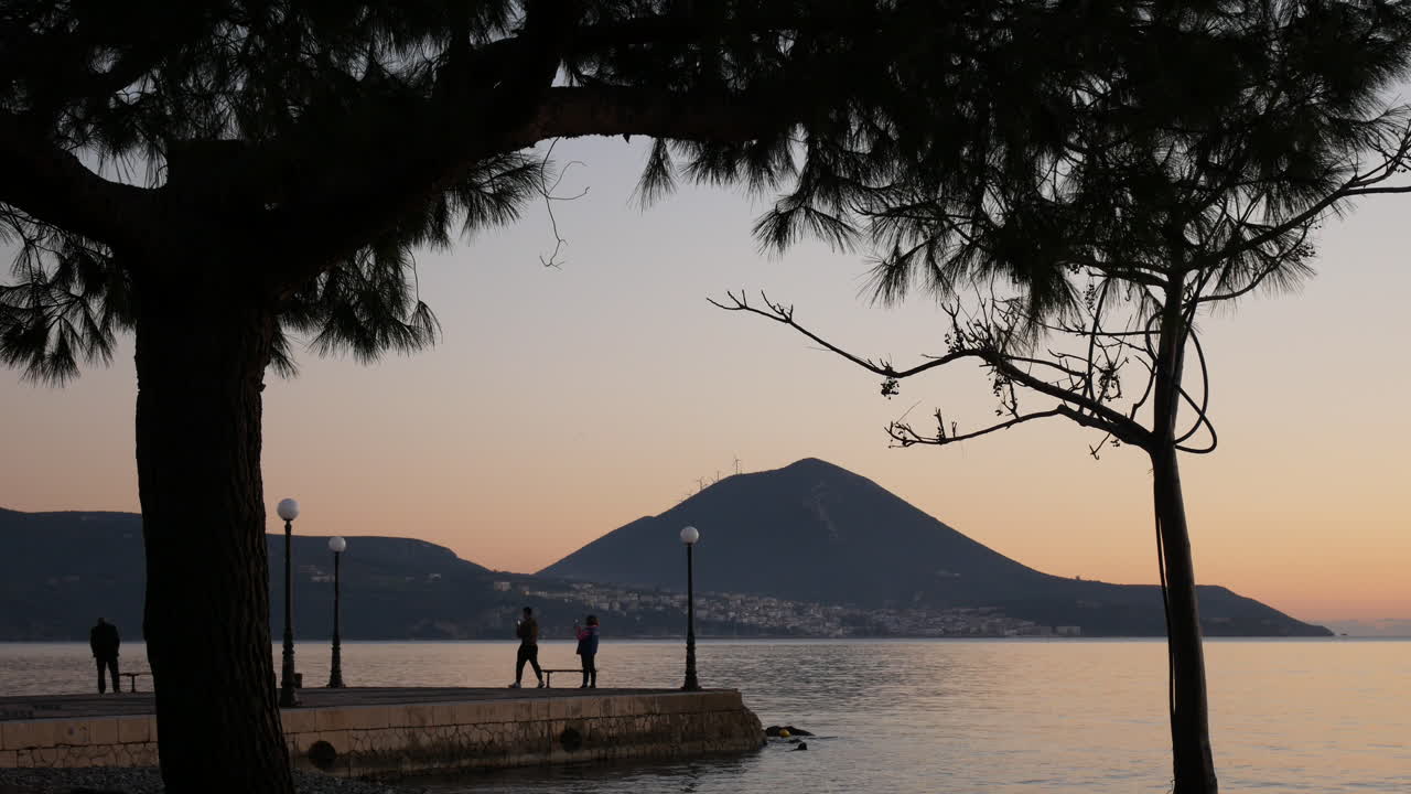 вид на пирс с красками заката, отражающимися в морской воде