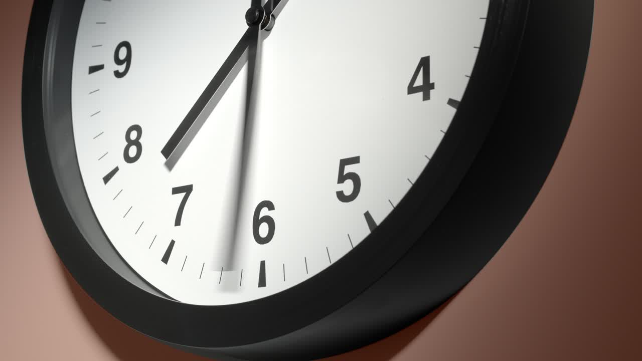 Quadrante dell'orologio su parete beige crema in time lapse