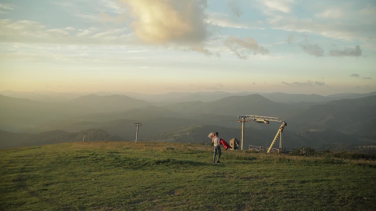 젊은 부부는 함께. 관계와 사랑. 행복. 사랑에 빠진 남자와 여자