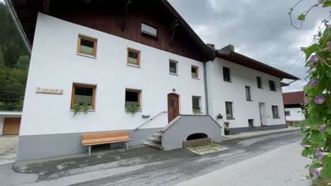 casa de pueblo y mudanza a un jardín en el tirol, austria