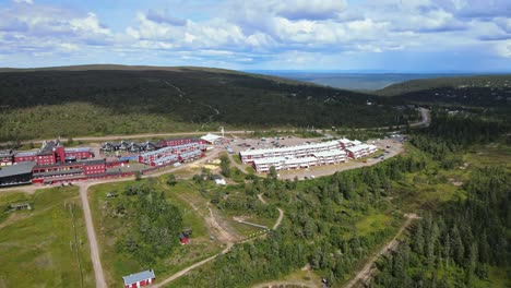 Vista-Panorámica-Del-Paisaje-De-Sälens-Högfjällhotell-En-Dalarna,-Suecia---Toma-Aérea-De-Drones