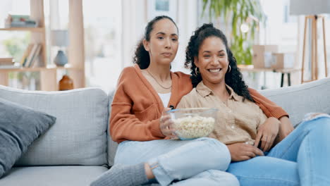 Pareja-De-Lesbianas,-Palomitas-De-Maíz-Y-Mujeres-En-El-Sofá