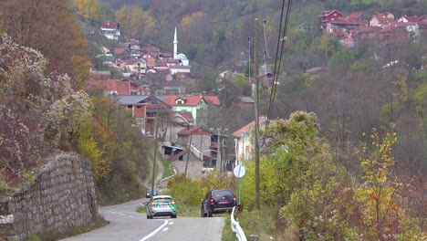 toma de establecimiento de un pequeño pueblo en kosovo con mezquita 1