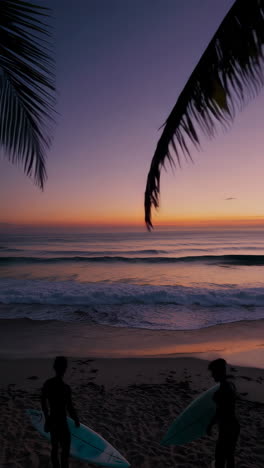 surfistas en la playa al atardecer